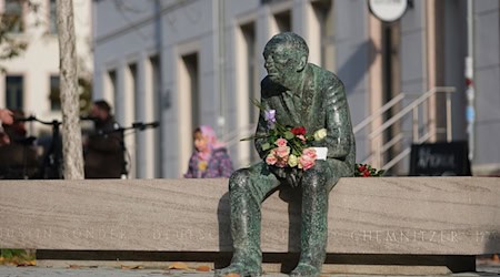 Die Bronzeplastik «Bank für Justin Sonder» wurde von der Rostocker Künstlerin Julia Kausch und dem Chemnitzer Steinmetz Till Apfel geschaffen. / Foto: Sebastian Willnow/dpa