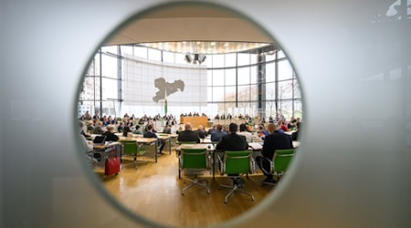 Der Sächsische Landtag diskutiert in einer emotional geführten Debatte über Krieg und Frieden. / Foto: Robert Michael/dpa