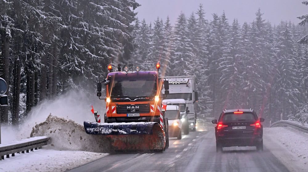 Ein Winterdienstfahrzeug räumt Schnee von der Straße zwischen Oberhof und Ohrdruf. Der nahende Winter hat am Montagmorgen mit Neuschnee auf sich aufmerksam gemacht. (Symbolbild)  / Foto: Martin Schutt/dpa