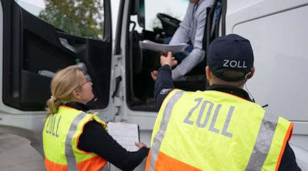 Der Zoll hat in Sachsen und Thüringen Speditionen, Transportunternehmen und Zusteller und anderem auf Schwarzarbeit und illegale Beschäftigung kontrolliert. (Symbolbild) / Foto: Hendrik Schmidt/dpa