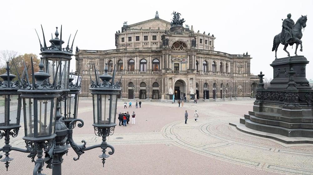 The Semper Opera Ball will once again be the venue for a ball on February 7. / Photo: Sebastian Kahnert/dpa