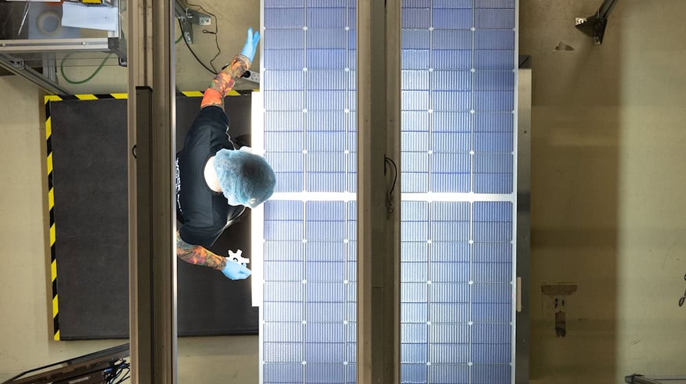 Meyer Burger expects production volumes of solar modules to increase in the second half of 2024 (archive image) / Photo: Sebastian Kahnert/dpa-Zentralbild/dpa