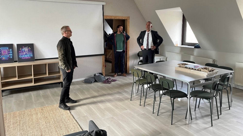 Meißens Landrat Ralf Hänsel (r.) und der Gröditzer Bürgermeister Enrico Münch (l.) beim Rundgang durch den Gröditzer Jugendclub. Jetzt hat der Landrat eine Stellvertreterin von der AfD.  Bildquelle: Landratsamt Meißen