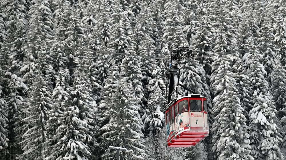 The ski resort on the Fichtelberg needs to be modernized. To this end, the Fichtelberg cable car and the associated lifts are now to be sold (archive image) / Photo: Patricia Bartos/dpa