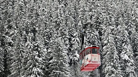 Das Skigebiet am Fichtelberg muss modernisiert werden. Dazu soll nun die Fichtelberg Schwebebahn samt der dazugehörigen Lifte verkauft werden (Archivbild)  / Foto: Patricia Bartos/dpa