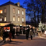 Auf dem Weihnachtsmarkt können die Besucher in zahlreichen Buden handgefertigte Geschenke und köstliche Leckereien entdecken. Foto: Stadtverwaltung Coswig