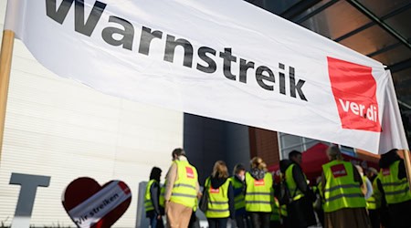 Beschäftige der Lufthansa-Töchter ASL und ASD an den Flughäfen Leipzig/Halle und Dresden kämpfen weiter für gleiche Löhne in Ost und West (Archivbild) / Foto: Robert Michael/dpa