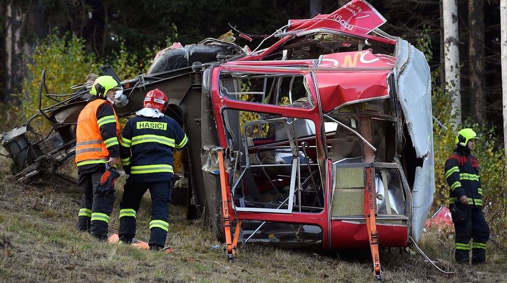 Die abgestürzte Kabine nach dem Seilbahnunglück vom 31. Oktober 2021 am Jested in Tschechien. (Archivbild) / Foto: Petrasek Radek/CTK/AP/dpa