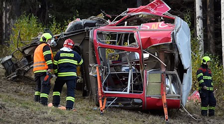 Die abgestürzte Kabine nach dem Seilbahnunglück vom 31. Oktober 2021 am Jested in Tschechien. (Archivbild) / Foto: Petrasek Radek/CTK/AP/dpa