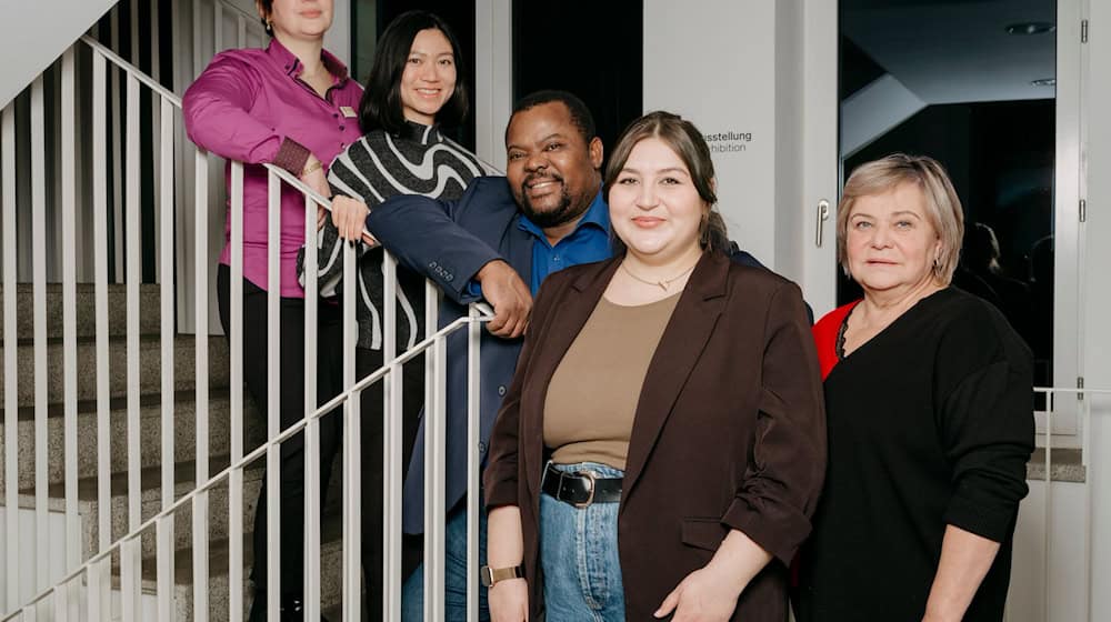 A new state association has been founded in Saxony to represent the interests of migrants. Irma Tchankoshvili (l-r), Thao Huynh, Emiliano Chaimite, Natalie Adakh and Elena Helmer are the members of the new board of the state association of migrant organizations. (Photo: Handout) / Photo: Iona Dutz/DaMOst e.V./dpa