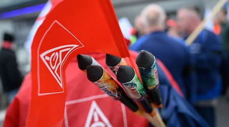 Die IG Metall ruft für Montag in Sachsen zu weiteren Warnstreiks auf (Archivbild) / Foto: Hendrik Schmidt/dpa