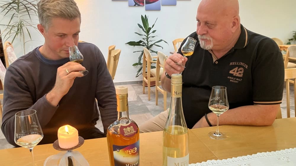 Weingut-Matyas-Kellermeister Hendrik Weber (li.) probiert den neuen Whisky gemeinsam mit Thomas Michalski, Blend Master der Dresdner Whisky Manufaktur. Foto: Weingut Matyas