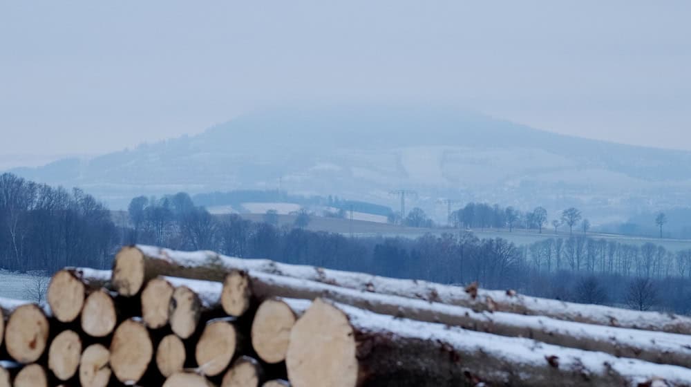 Der Fichtelberg im Erzgebirge ist von Nebel umhüllt. In Sachsen gab es verbreitet glatte Straßen. (Archivbild) / Foto: Sebastian Willnow/dpa