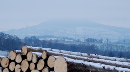 Der Fichtelberg im Erzgebirge ist von Nebel umhüllt. In Sachsen gab es verbreitet glatte Straßen. (Archivbild) / Foto: Sebastian Willnow/dpa