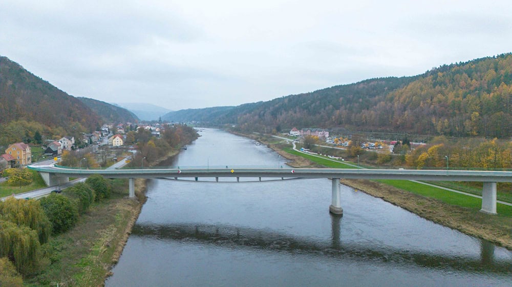 Bislang ist unklar, ab wann und in welchem Umfang die Elbbrücke in Bad Schandau wieder genutzt werden kann. / Foto: Daniel Wagner/dpa