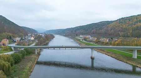 Bislang ist unklar, ab wann und in welchem Umfang die Elbbrücke in Bad Schandau wieder genutzt werden kann. / Foto: Daniel Wagner/dpa