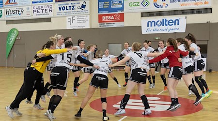 Zwickau's handball players celebrate their third win of the season. / Photo: Marko Unger/dpa-Zentralbild/dpa