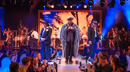 Schauspieler Bert Callenbach und Mitwirkende der Show