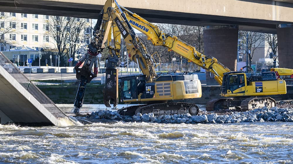 The so-called Train C of the Carola Bridge with a streetcar line collapsed over a length of around 100 meters on the night of 11 September. (Archive image) / Photo: Robert Michael/dpa