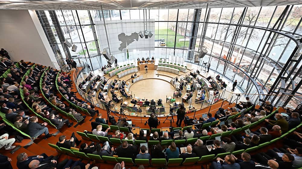 Beim Thema Krieg und Frieden kommt es im Sächsischen Landtag zum Schlagabtausch. (Archivbild) / Foto: Sebastian Kahnert/dpa