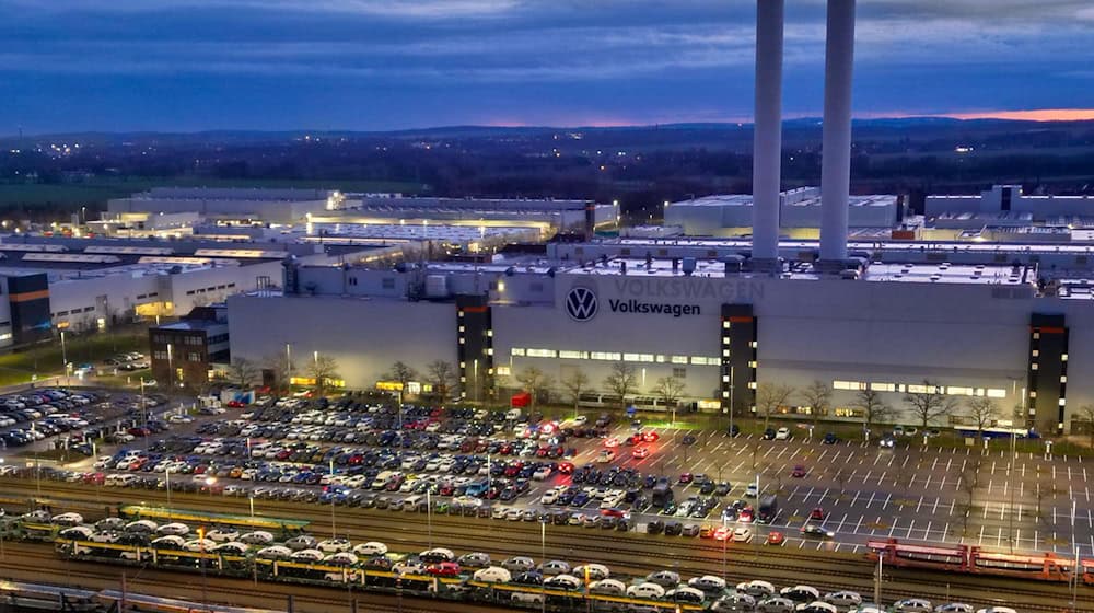 Experte warnt: Einschnitte bei VW-Standorten haben negative Folgen für die ganze Region (Archivbild) / Foto: Hendrik Schmidt/dpa