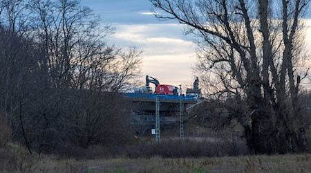 Demolition work has begun on the bridge on the B101 in Großenhain. / Photo: Daniel Wagner/dpa