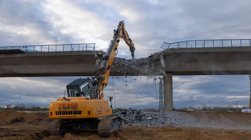 Demolition work has begun on the bridge on the B101 in Großenhain. / Photo: Daniel Wagner/dpa