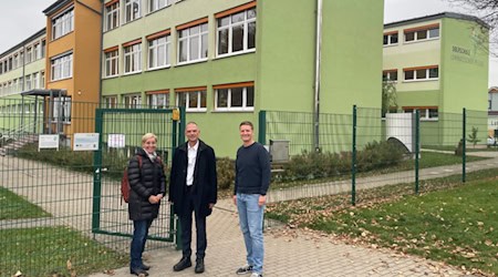 Bürgermeisterin Anita Maaß, Landrat Ralf Hänsel und Marcel Grimmer (v.l.) vor der Oberschule Lommatzsch. Bildquelle: Landratsamt Meißen