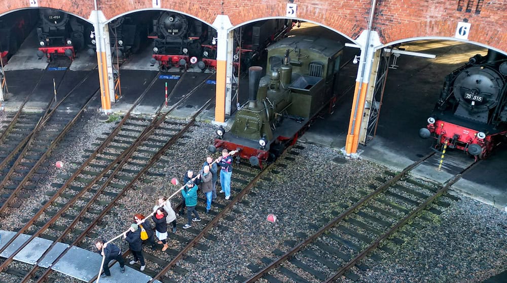 Rehearsal for January 18: An old steam locomotive is to be pulled through Chemnitz city center for the opening of the Capital of Culture year. (Archive image) / Photo: Hendrik Schmidt/dpa