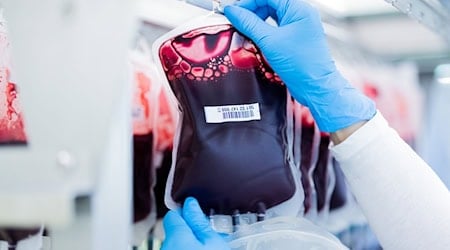 According to the German Red Cross Blood Donor Service, it becomes increasingly difficult to meet the demand for blood donations, especially during the Advent season and beyond the turn of the year. (Symbolic image) / Photo: Rolf Vennenbernd/dpa