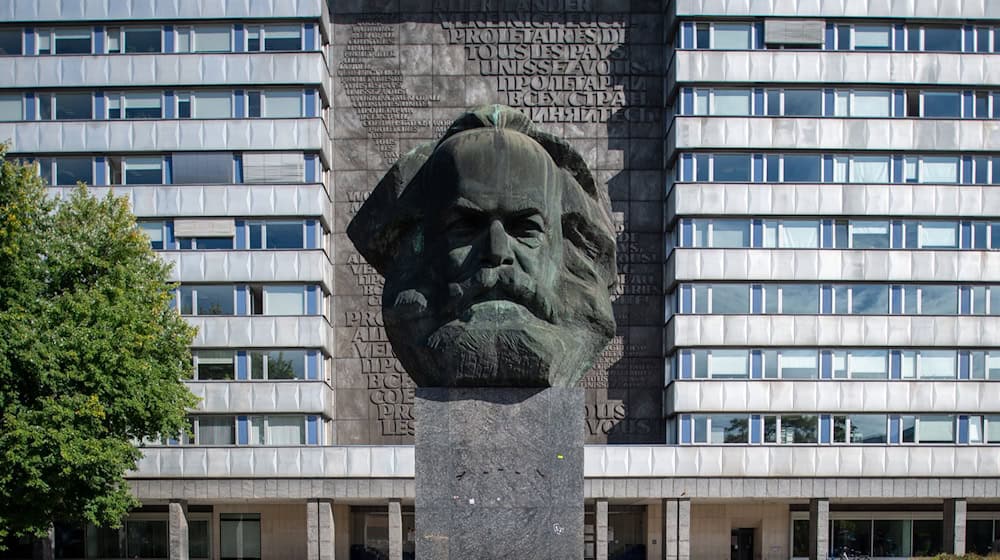 Das bekannte Karl-Marx-Monument in Chemnitz wird Schauplatz der großen Eröffnungsshow zum Kulturhauptstadtjahr 2025 (Archivbild). / Foto: Hendrik Schmidt/dpa-Zentralbild/dpa