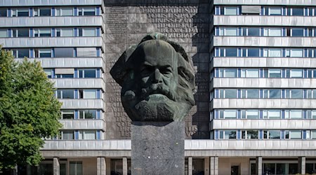 Das bekannte Karl-Marx-Monument in Chemnitz wird Schauplatz der großen Eröffnungsshow zum Kulturhauptstadtjahr 2025 (Archivbild). / Foto: Hendrik Schmidt/dpa-Zentralbild/dpa