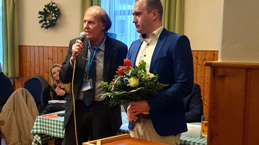 Blumen für den neuen AfD-Direktkandidaten Christian Reck. Daneben Kreisvorsitzender Detlef Spangenberg. Foto: AfD Meißen