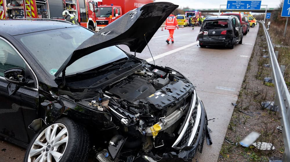 Ein Unfall auf der A9 bei Leipzig hat für eine stundenlange Sperrung in Richtung Berlin gesorgt. / Foto: Tom Musche/dpa