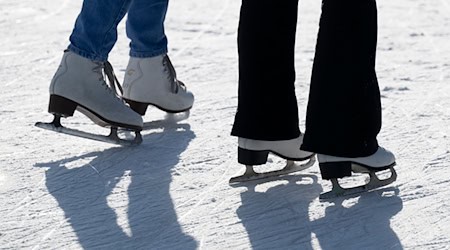 In vielen Städten gibt es Eisbahnen.  / Foto: Sebastian Kahnert/dpa