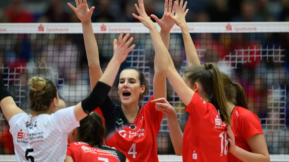 Die Dresdner Volleyballerinnen jubeln über den nächsten Sieg / Foto: Robert Michael/dpa