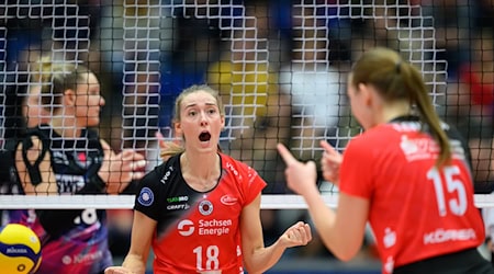 Sarah Straube (l.) and Marta Levinska had little reason to cheer against Schwerin / Photo: Robert Michael/dpa