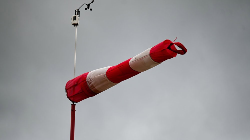 Der Aufenthalt im Freien sollte möglichst vermieden werden - der Deutsche Wetterdienst warnt vor orkanartigen Böen zu Neujahr im Erzgebirge. (Symbolfoto) / Foto: Marius Bulling/dpa