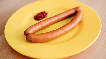 Consumption of sausages after December 26, 2024 is not recommended. (Symbolic image) / Photo: Hauke-Christian Dittrich/dpa