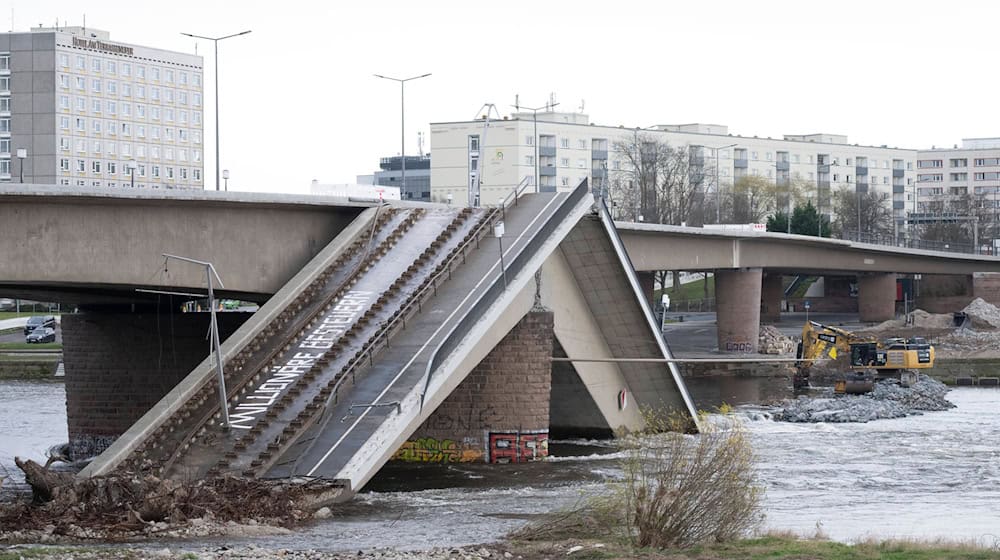 Po dźělnym sypnjenju Carolskeho mosta w Drježdźanach wotběža wottorhanske dźěła zaso. / Foto: Sebastian Kahnert/dpa