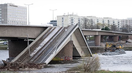 Tras el derrumbamiento parcial del puente Carola en Dresde, las obras de demolición vuelven a estar en marcha / Foto: Sebastian Kahnert/dpa