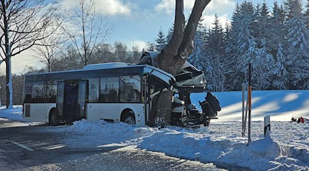 Ein Jahr nach dem tödlichen Busunfall in Sehmatal sind die Ermittlungen gegen den Fahrer eingestellt worden. (Archivbild) / Foto: Mike Müller/TNN/dpa