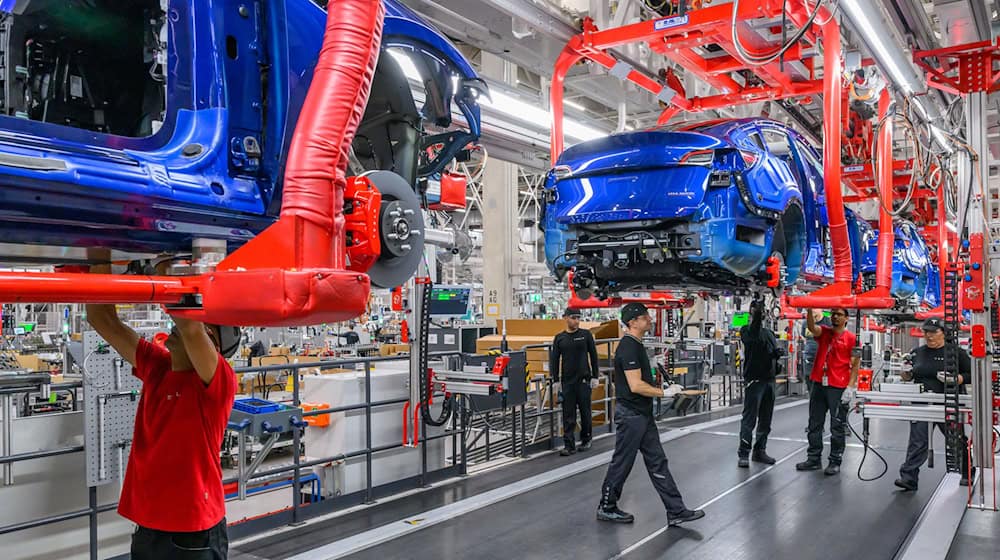 Ostdeutsche Autofabriken haben mit Auslastungsproblemen zu kämpfen. Einer Analyse zufolge ist 2025 keine wirkliche Trendwende zu erwarten. (Archivbild) / Foto: Patrick Pleul/dpa