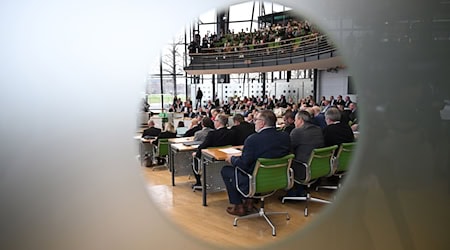 Die Abgeordneten des sächsischen Landtags sitzen vor der Wahl eines neuen Ministerpräsidenten im Plenarsaal. / Foto: Robert Michael/dpa