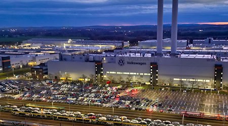 Nach tagelangem Verhandlungsmarathon: Tarifeinigung zwischen Volkswagen und IG Metall erzielt (Archivbild) / Foto: Hendrik Schmidt/dpa