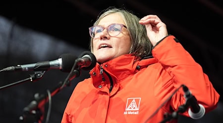 Die IG-Metall-Chefin Christiane Benner spricht als Hauptrednerin bei der VW-Protestkundgebung. (Archivbild) / Foto: Marcus Brandt/dpa