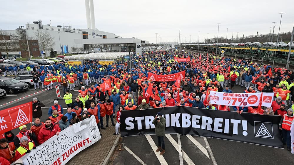 Tausende Beschäftigte des Volkswagen-Werkes in Zwickau haben am Montagvormittag für 2 Stunden ihre Arbeit niedergelegt. / Foto: Hendrik Schmidt/dpa