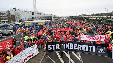 Tausende Beschäftigte des Volkswagen-Werkes in Zwickau haben am Montagvormittag für 2 Stunden ihre Arbeit niedergelegt. / Foto: Hendrik Schmidt/dpa