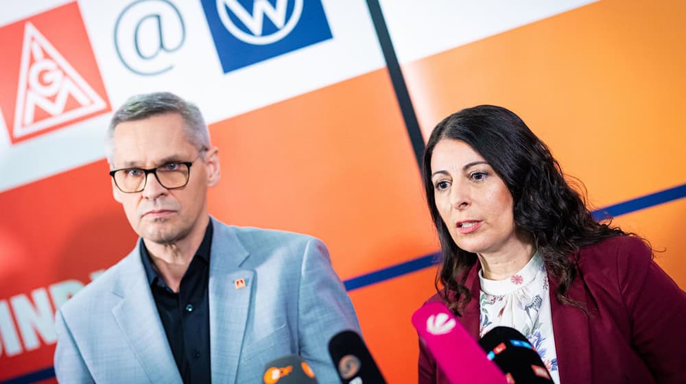 Daniela Cavallo, Gesamt- und Konzernbetriebsratsvorsitzende der Volkswagen AG, und Thorsten Gröger, Bezirksleiter der IG Metall, zeigen sich zum Start der vierten Tarifrunde kämpferisch. (Archivbild) / Foto: Moritz Frankenberg/dpa