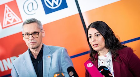 Daniela Cavallo, Gesamt- und Konzernbetriebsratsvorsitzende der Volkswagen AG, und Thorsten Gröger, Bezirksleiter der IG Metall, zeigen sich zum Start der vierten Tarifrunde kämpferisch. (Archivbild) / Foto: Moritz Frankenberg/dpa